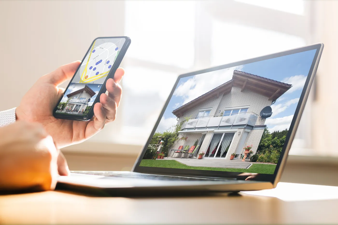 Hochwertig gedrucktes Immobilien-Exposé auf feinem Papier
